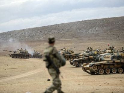 Tanques turcos desplegados cerca de la frontera con Siria en septiembre de 2014.