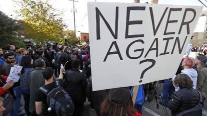 Protesta en Pittsburgh tras la matanza de 11 personas en una Sinagoga. En el cartel puede leerse: