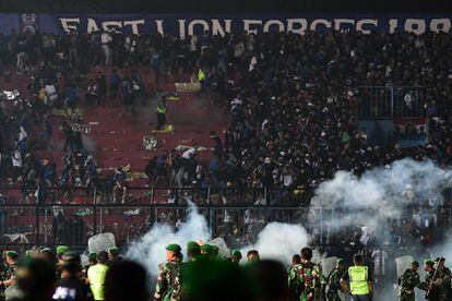 El tumulto comenzó con el pitido final del encuentro entre el Arema FC y el Persebaya Surabaya en el estadio Kanjuruhan, en Java Oriental.