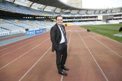 El presidente de la Real Sociedad, Jokin Aperribay, posa en las pistas de atletismo que bordean el campo de Anoeta, en una imagen de archivo.