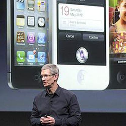 El CEO de Apple, Tim Cook, frente al nuevo iPhone 4S.