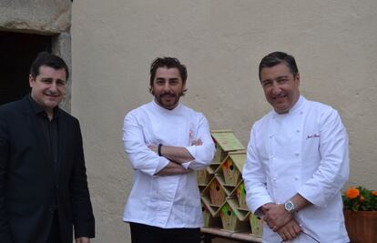 Josep, Jordi y Joan Roca, en la entrada de La Masía.
