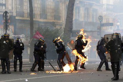 Policías franceses antidisturbios el 1 de Mayo.