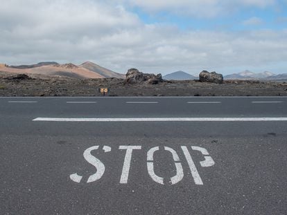 Lanzarote. Un signo de Stop en la LZ 67, conocida como la carretera de las Montañas del Fuego.