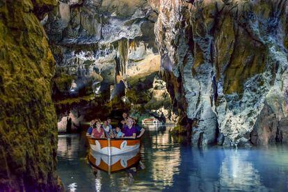 <a href="https://covesdesantjosep.es/" target="_blank">Las coves de Sant Josep</a>, ubicadas en el municipio castellonense de La Vall d’Uixó, a la entrada del parque natural de la Sierra de Espadán, se pueden recorrer en un tranquilo paseo en barca que dura aproximadamente 45 minutos. Es recomendable comprar antes la entrada por internet (a partir de 6 euros). La visita incluye un tramo en barca de 800 metros y un recorrido a pie de 250 metros. Se trata de una excursión emblemática en Castellón: la gruta mantiene todo el año una temperatura constante de 20ºC y, con sus 2.750 metros de recorrido actuales, representa la cavidad de mayor recorrido de la provincia y la segunda de la Comunidad Valenciana. Además, se trata del río subterráneo navegable más largo de Europa. Con fauna y flora autóctona y pinturas y grabados prehistóricos, bien merece una visita. Y, si se busca una escapada acompañada de música, hay que hacerla coincidir con <a href="https://covesdesantjosep.es/singin-in-the-cave/" target="_blank">el ciclo de conciertos 'Singin’ in The Cave'</a>, que este pasado verano, pese a los rigores de la pandemia, pudo celebrar su quinta edición pero en un formato menos ambicioso que en años anteriores.