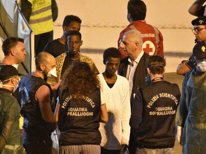 Menores inmigrantes no acompañados desembarcan del navío Diciotti de la Guardia Costera italiana en Catania, Sicilia.