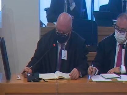 A la izquierda, José Manuel Villarejo, durante un momento de su interrogatorio a otro acusado.