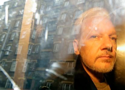 Julian Assange, el 1 de mayo de 2019, cuando fue trasladado desde la prisión de Belmarsh al tribunal londinense que decidía su posible extradición a EE UU.