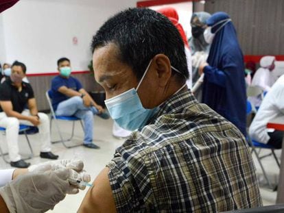 Un trabajador recibe la vacuna de Sinovac en la ciudad indonesia de Banda Aceh