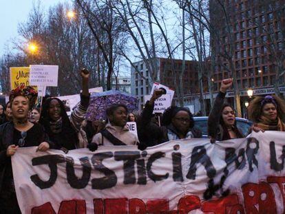 La diputada Rita Bosaho y mujeres afrodescendientes a la cabeza de la manifestaci&oacute;n.