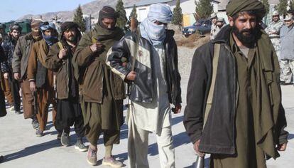 Milicianos talibanes entregan sus armas para acogerse al programa de amnist&iacute;a apoyada por los gobiernos afgano y estadounidense en Herat. 