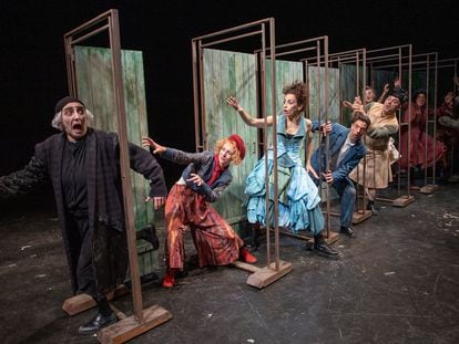 Elenco completo de 'El avaro', de Molière, dirigida por Ricardo Iniesta y con Carmen Gallardo (primera a la izquierda) en el papel principal.