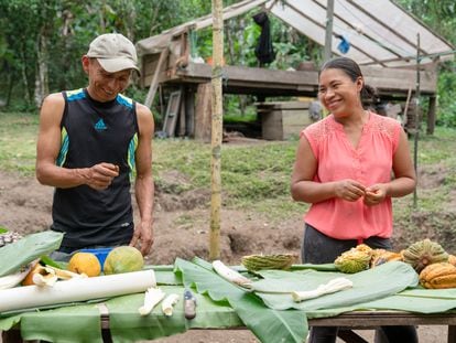 Dos campesinos extraen semillas de macambo, en Ecuador.