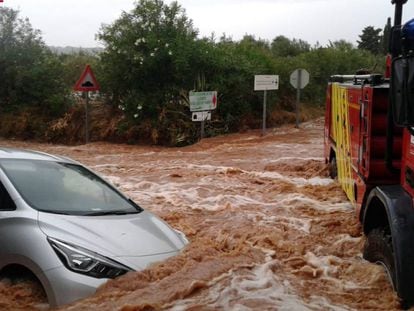 El Consorcio de Bomberos rescata un vehículo arrastrado por las lluvias torrenciales. / SIAB Castellón.