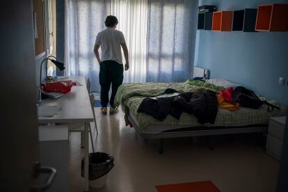 Un menor, en su habitación, en un centro de Segovia. 