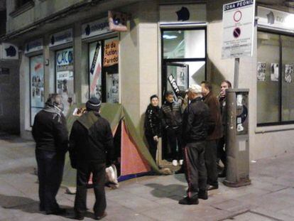 Afectados por las preferentes acampan en una oficina de Novagalicia Banco en Cangas.