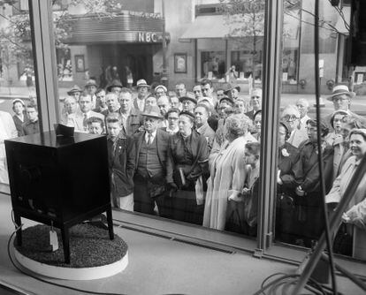 Ciudadanos neoyorquinos ven la coronación de la reina en la televisión del escaparate de una tienda. Se calcula que unos 27 millones de personas siguieron la retransmisión.