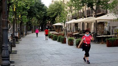 Varias personas paseando por una calle de Girona, en una imagen de archivo.