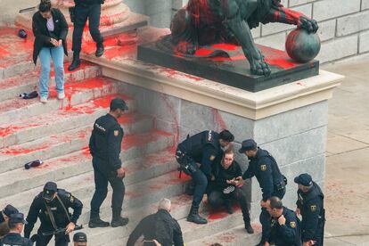 Efectivos de la Policía Nacional detienen a varios activistas de Rebelión Científica que lanzaron pintura roja al Congreso, en abril de 2022.