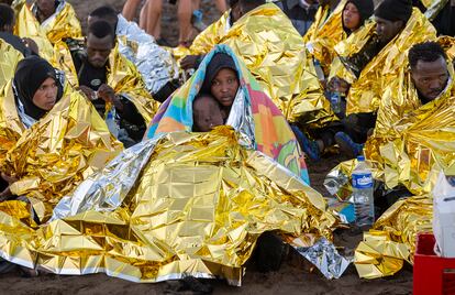 Llegada a bordo de una lancha neumática de 54 personas a la playa de La Garita, en el norte de Lanzarote.