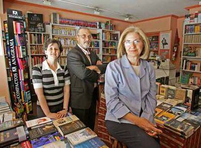 Marisa Larrú, en primer plano, en su librería madrileña junto a sus socios Isabel y Miguel Ángel.