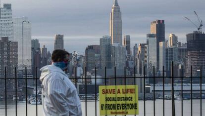Un hombre con una mascarilla camina en Manhattan el 6 de abril de 2020.