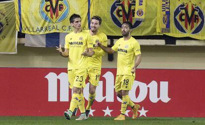 Gerard Moreno festeja con Moi y Jaume Costa su gol al Getafe.