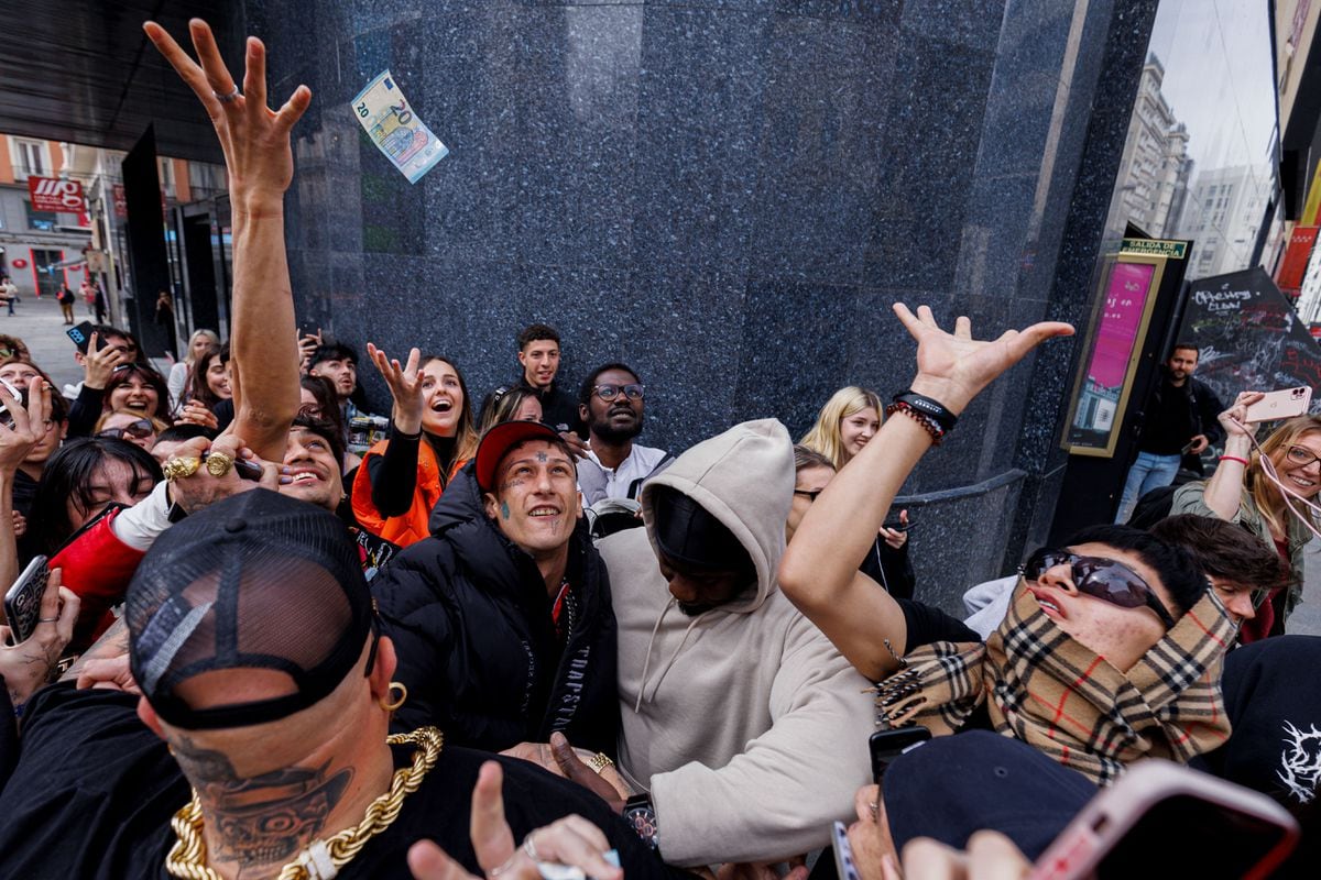 Le musicien Yung Beef déchaîne la folie en lançant des factures sur la Plaza de Callao de Madrid |  Culture