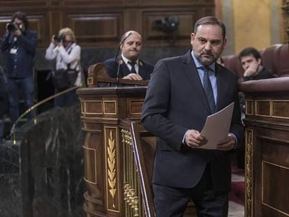 El ministro José Luis Ábalos, tras intervenir este miércoles en el Congreso. En vídeo, Sánchez respalda a Ábalos y califica a Guaidó como líder de la oposición.