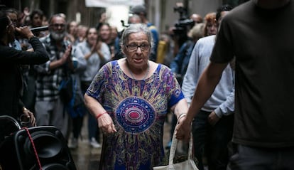 La Manuela, davant dels seus veïns, després que s'aturés el desnonament.