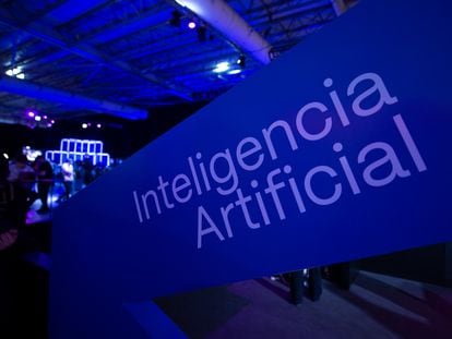 Un cartel promociona la inteligencia artificial durante la feria de tecnología IT Joven realizada en Buenos Aires, Argentina, el 19 de abril de 2023.