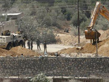 Soldados egipcio destruyen un tunel en la frontera con Gaza.