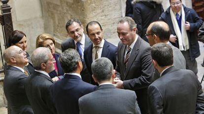 El presidente de la Generalitat y la consejera de Educaci&oacute;n, a la izquierda, conversan con los rectores de las universidades. 
