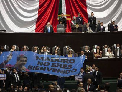 Una pancarta en el Congreso mexicano contra Nicolás Maduro.