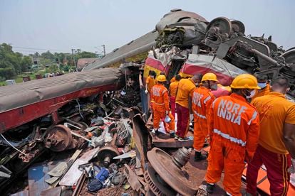 Personal de rescate trabajan buscando supervivientes entre los restos del tren accidentado en Balasore, este sábado. 