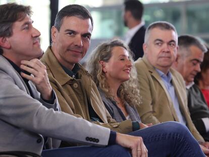 El presidente del Gobierno, Pedro Sánchez (en el centro), junto al candidato del PSE, Eneko Andueza (a la izquierda), durante el acto de cierre de campaña en Bilbao, el pasado viernes.
