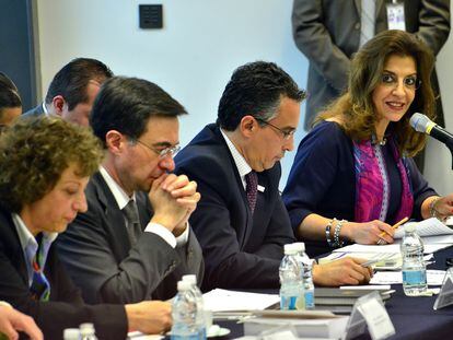María Elena Pérez-Jaén Zermeño (derecha), en una reunión del Instituto Federal de Acceso a la Información en 2012.