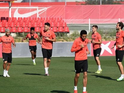 Los jugadores del Sevilla, durante un entrenamiento.