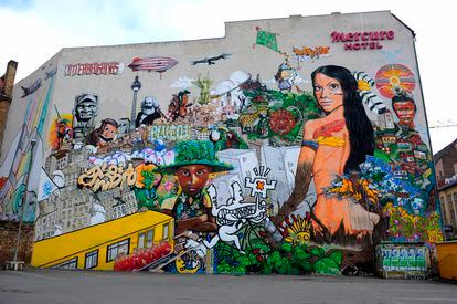 El mayor grafiti de Berlín, creado por la asociación Interbrigadas en 2006 para apoyar el cambio político en Latinoamérica.