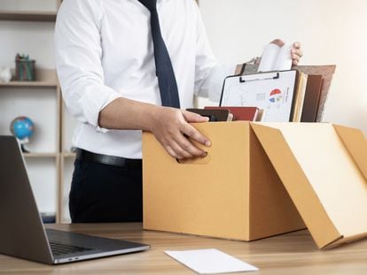 Un trabajador recoge sus pertenencias.