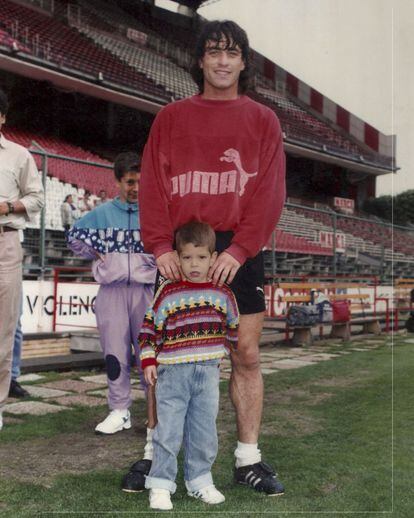 Tengo muchos recuerdos del Calderón. Mis padres son abonados, y yo trabajo en la seguridad del campo desde hace 10 años. Esta foto con Futre es de un entrenamiento en el campo al que me llevaron mis padres en otoño de 1992.