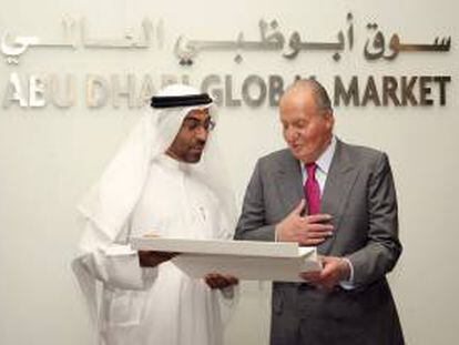El presidente del Mercado Global de Abu Dabi, Ahmed Ali al Sayegh (i) hace entrega al rey Juan Carlos de una placa, en el último día de su viaje oficial a Emiratos Árabes durante la visita a la nueva ciudad financiera de Abu Dabi. EFE/Archivo