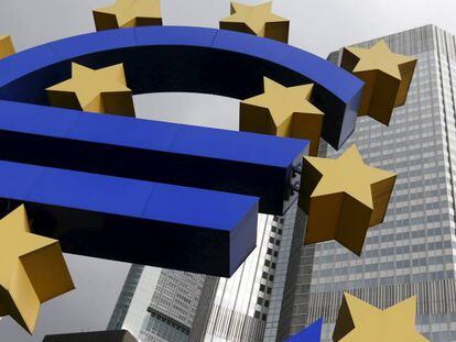 Escultura del euro en la sede del BCE