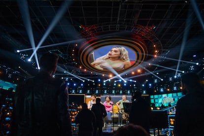 Una pantalla proyecta la imagen de Wendy Guevara en el foro de grabación.
