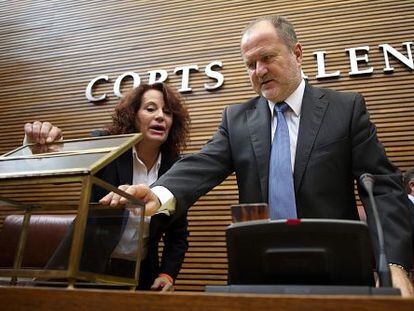 Font de Mora moments abans de la votació a les Corts Valencianes.