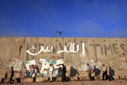 Palestinos de camino a un puesto de control en Cisjordania, de camino a Jerusalén.