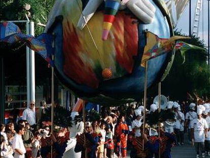 Imagen de la mascota de la Expo 92, Curro, sobre un globo del mundo, en un pasacalles. 