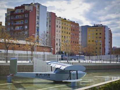 El dron situado junto al Museo del Dise&ntilde;o de Barcelona con motivo de la exposici&oacute;n sobre dise&ntilde;o.