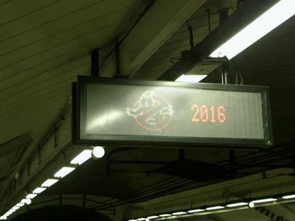 Un cartel electrónico de Metro de Madrid con el logo de los Cazafantasmas.