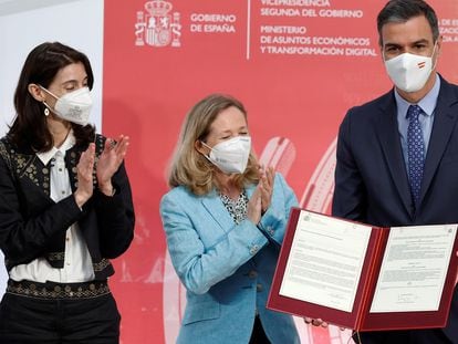 El presidente del Gobierno, Pedro Sánchez, junto a la ministra de Justicia, Pilar Llop, a la izquierda, y la ministra de Asuntos Económicos, Nadia Calviño.